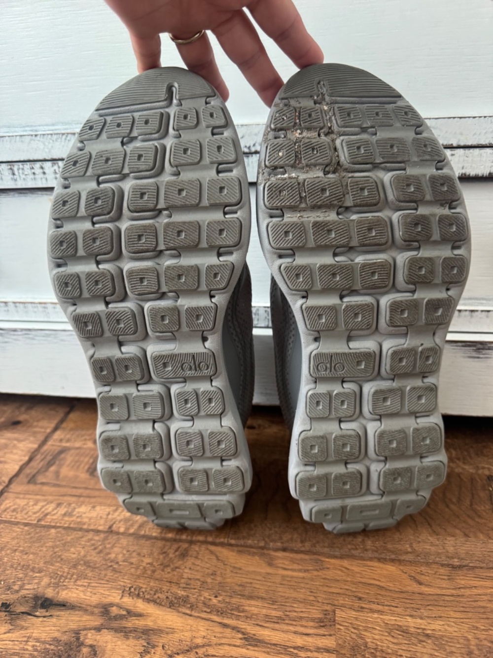 ALO Yoga Runner Grey Unisex Shoes Sneakers Mesh Size Men's 10.5 Women's 12 - Picture 10 of 11